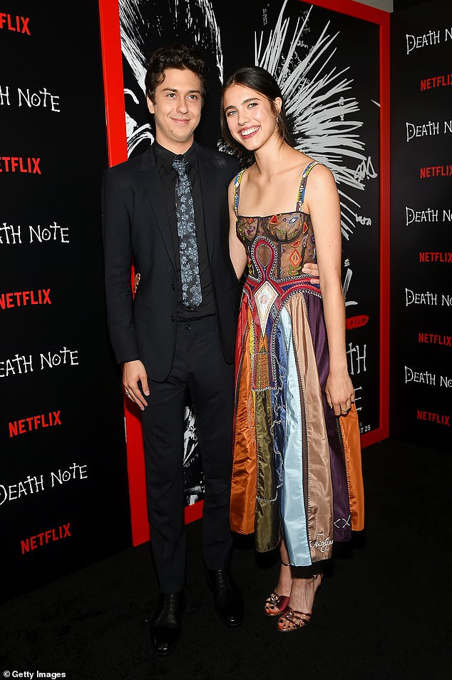 Naš izvor je rekao da veza djeluje jer se Eilish 'ne brine da je Nat za slavu, kao što već ima svoje. Bio je Nickelodeon zvijezda koja je izlazila s Margaret Qualley (na slici)