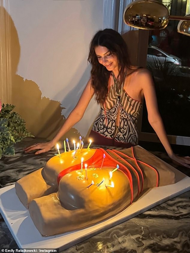Emily je ostavila vrlo malo na maštu za vrijeme lažnog učinka dok je išla bezbroj u jednodijelnoj
