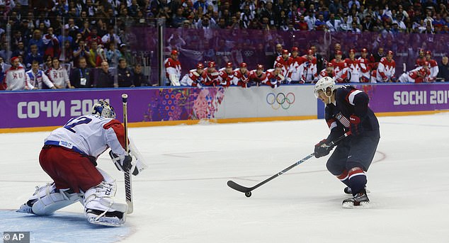 Oshie postiže rezultate protiv Rusije u prekovremenom pucnjavi tijekom Zimskih olimpijskih igara 2014. godine