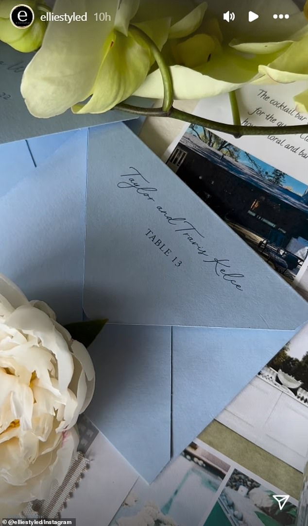 KMET -ov planer događaja, Ellie Nottoli, podijelila je detalje s vjenčanja, uključujući fotografiju pozivnog pisma koje je upućeno 'Taylor i Travis Kelce'