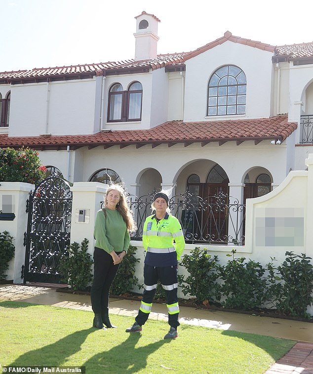 Amanda McQuillan (lijevo) i Annette Young (desno) vide se izvan kuće Clare Hurst 6,5 milijuna dolara Claremont. Oni su dva pacijenta njezinog pokojnog supruga, rogue stomatologa dr. David Hurst