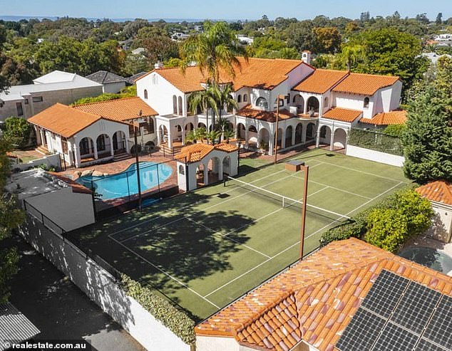 Dr Clara Hurst održava stalnu obnovu svoje imovine Claremont (viđena ovdje) samo se financira vlastitim sredstvima. Ne predlažemo drugačije