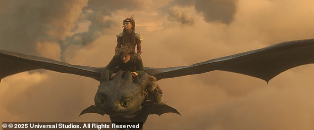 Parker će ponoviti ulogu Astrid. Već je najavljen nastavak uživo