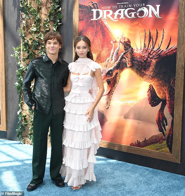 Kako trenirati svog zmaja, u kojem glumi Mason Thames, 17, kao štucanje, otvara se u petak i očekuje se da će tijekom vikenda donijeti negdje između 80 i 100 milijuna dolara; Na slici u Los Angelesu u subotu