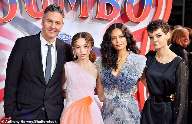 Parker je kći pobjednika Emmyja Thandiwea Newtona, 52, i pisac/redatelj Ol Parker, 56; Na slici u Londonu u ožujku 2019., sa sestrom Ripley, sada 23