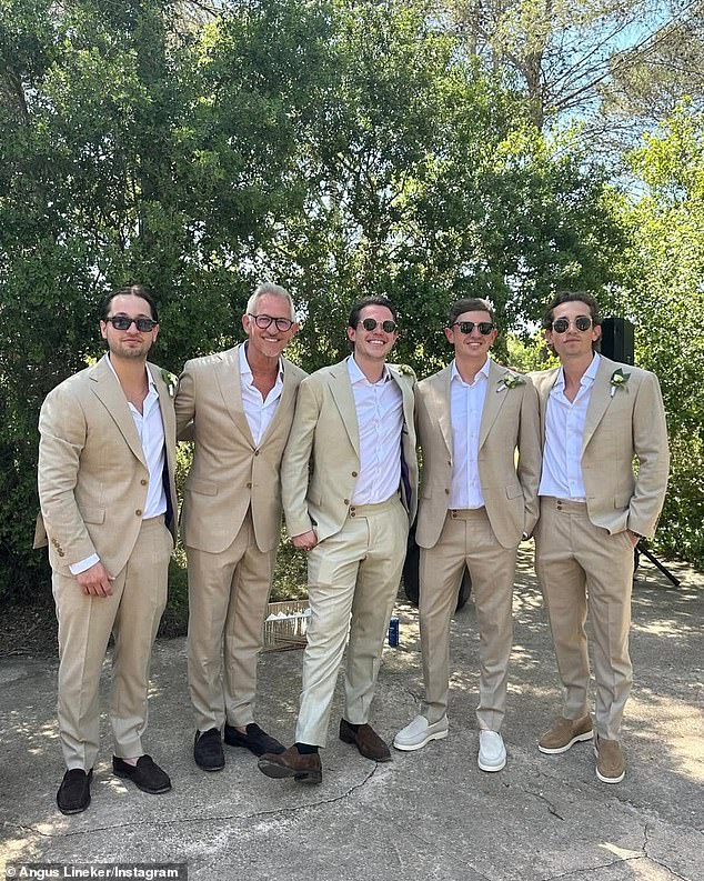 Bivši meč dana koji je pundit izgledao dapper u bež latnu odijelo dok je pozirao sa svoja četiri sina