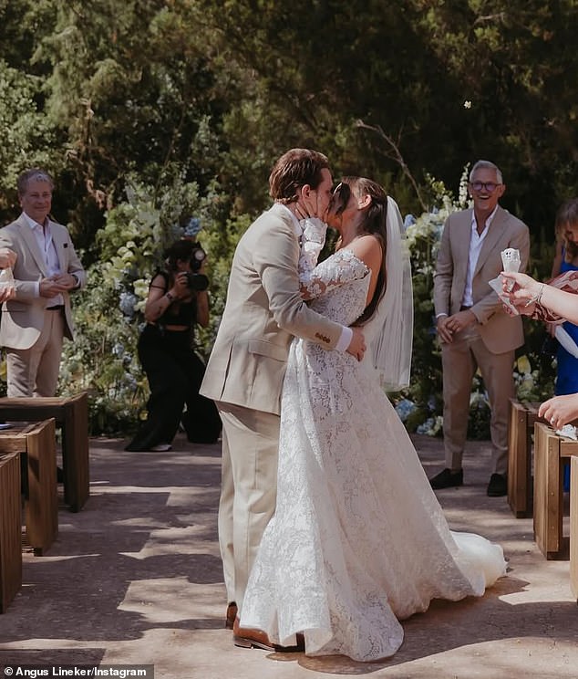 Gary i Michelle gledali su svaki centimetar ponosne roditelje dok je Harry poljubio svoju mladenku nakon što je rekavši 