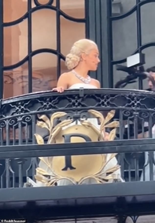 Rachel je pokazala svoj nevjerojatan glas dok je izbacila Madonninu hit iz 1996. godine dok je gledala preko balkona, a filmska ekipa uhvatila je njezin nastup odostraga