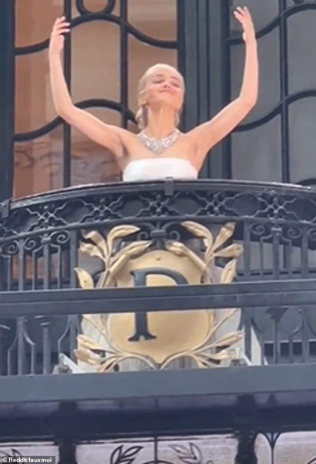 I dajući prvi pogled, Rachel je izašla na balkon noseći plavušnu periku, koja je bila oblikovana u urednom mahanju