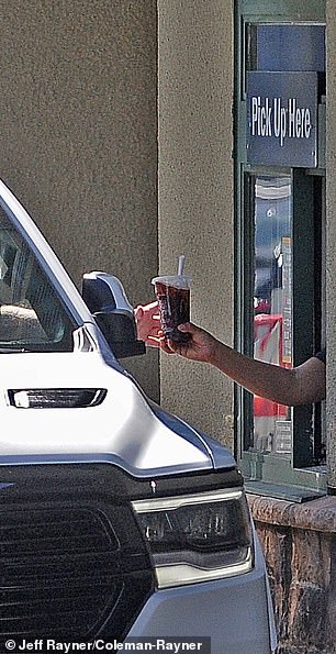 McDonalds Worker rukuje svoju sodu