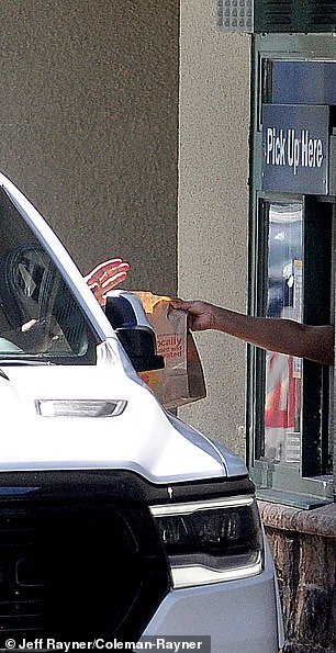 Selleck zgrabi svoj hamburger