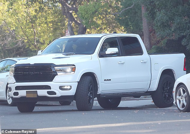 Na solo trčanju do McDonald's -a, što ga često često viđa, vozio je svoj bijeli Ram 1500