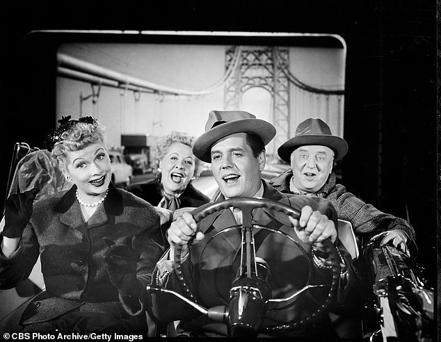 Lucie Désirée Arnaz stigla je šest tjedana prije nego što su Lucy i Desi započeli s radom na onome što će u konačnici postati njihova ostavština, revolucionarni CBS sitcom I Love Lucy, koji je dominirao u zračnim valovima od 1951-1957 (na slici 1955)