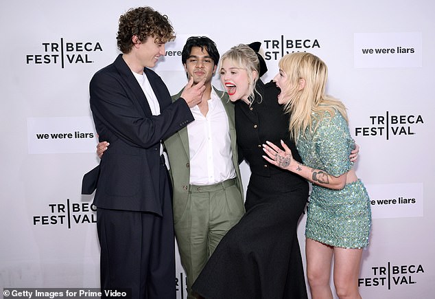Esther su na crvenom tepihu pridružili njezini karatnici Joseph Zada, Shubham Maheshwari i Emily Alyn Lind
