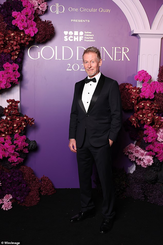 Richard Roxburgh bio je dapper u klasičnom tuxedou, a glumac je dodao majicu bijele haljine i bowtie