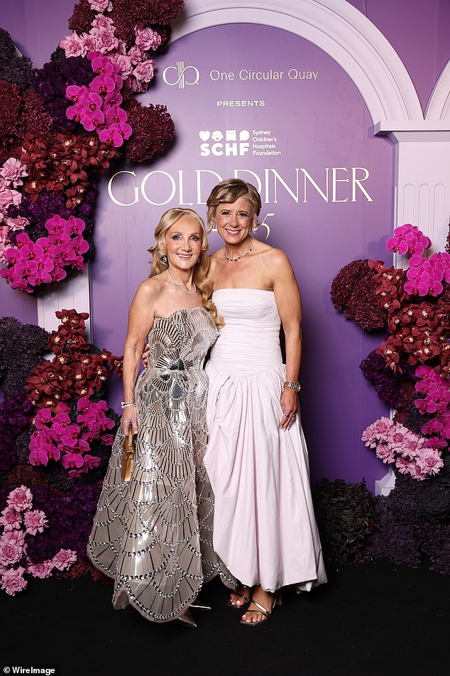 Linda Penn (lijevo) i Kristina Keneally (desno) pozirali su zajedno s glamuroznom pozadinom događaja