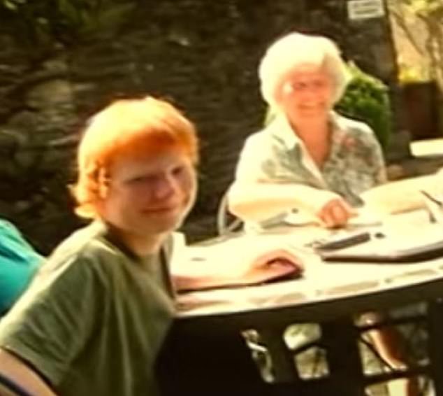 Dok je pjevačica, 34, rođena i odrasla u Suffolku, njegov otac John Hails iz Belfasta, a gorka obitelj pala je nadahnula njegovu pjesmu 2017. (na slici s pokojnom bakom Nancy)