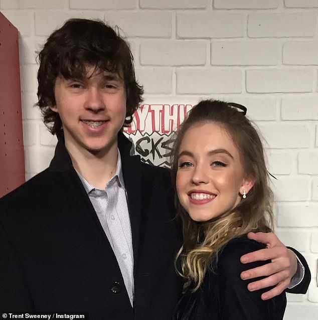 Dok je Trent također pokazao svoju podršku Sydneyu od početka njezine ogromne holivudske karijere, prethodno je odvela na svoj Instagram kako bi promovirala svoju Netflix seriju sve sranje! i prosvjeduju u njegovom otkazu