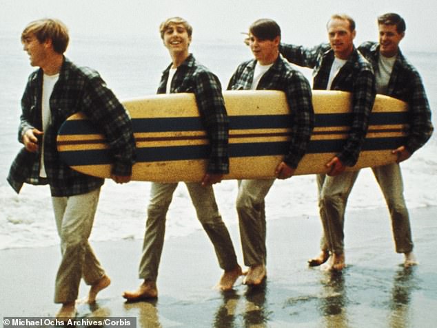 Izvorni dječaci na plaži prikazani su u Los Angelesu 1962. godine, a Brian Wilson u centru