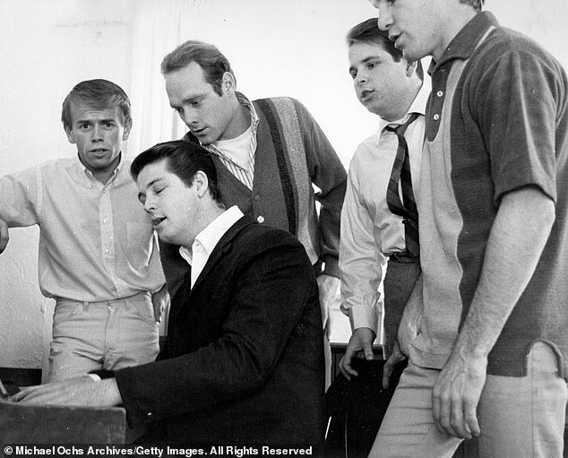 Wilson (drugi s lijeve strane) prikazan je s ostalim Beach Boys 1964