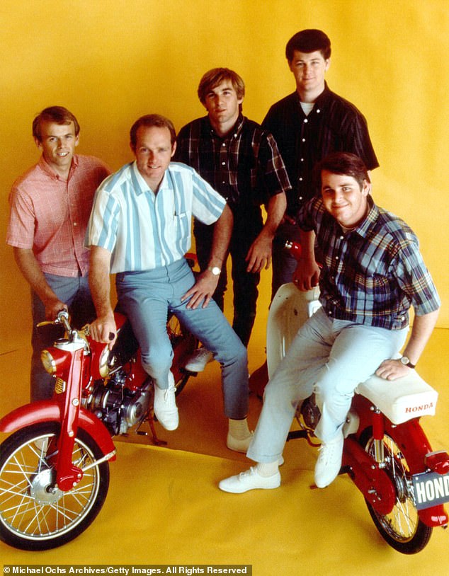 Dječaci na plaži prikazani su 1964. godine