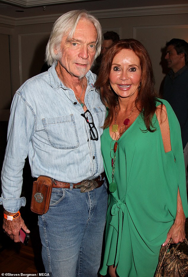 Gledano sa svojom suigračom kasnom bolnicom Jacklyn Lee Zeman