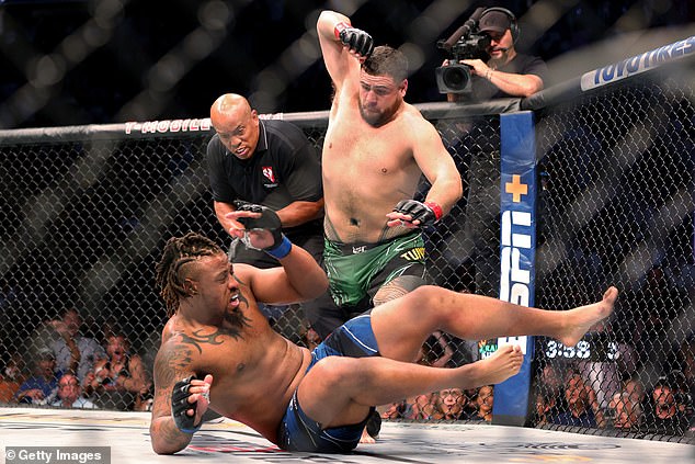 Tai Tuivasa iz Australije (Top) spušta Grega Hardyja u prvom krugu u njihovom teškom borbi tijekom UFC-a 264: Poirier v McGregor 3 u T-Mobile Areni 10. srpnja 2021. u Las Vegasu