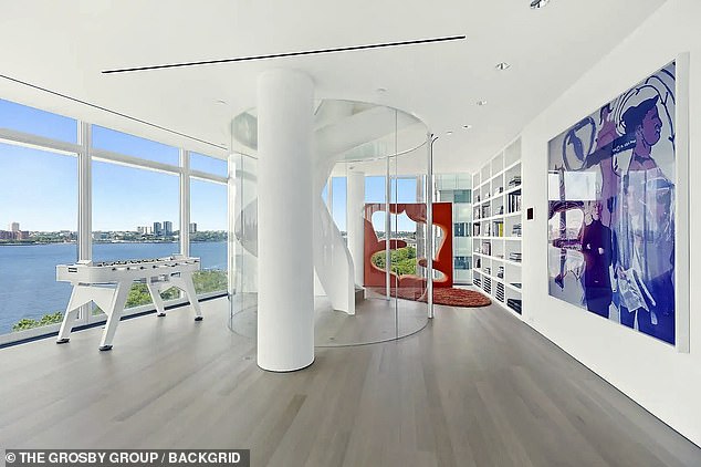 Tri kata su povezana spiralnim stubištem, a luksuzno prebivalište također se može pohvaliti sedam kupaonica