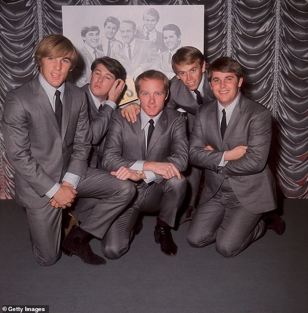 Al Jardine govori nakon smrti svog dugogodišnjeg povjerljivosti i suradnika Briana Wilsona u 82. godini. Beach Boys poziraju ispred ranijeg portreta grupe 1964. u Londonu. (LR) Dennis Wilson (1944. - 1983.), Brian Wilson, Mike Love, Al Jardine i Carl Wilson (1946 - 1998)