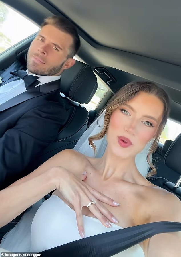 Zach i Kaity najavili su svoje vijesti o braku u srijedu u epizodi podcasta Bachelor Happy Hour i podijelili sadržaj na Instagramu