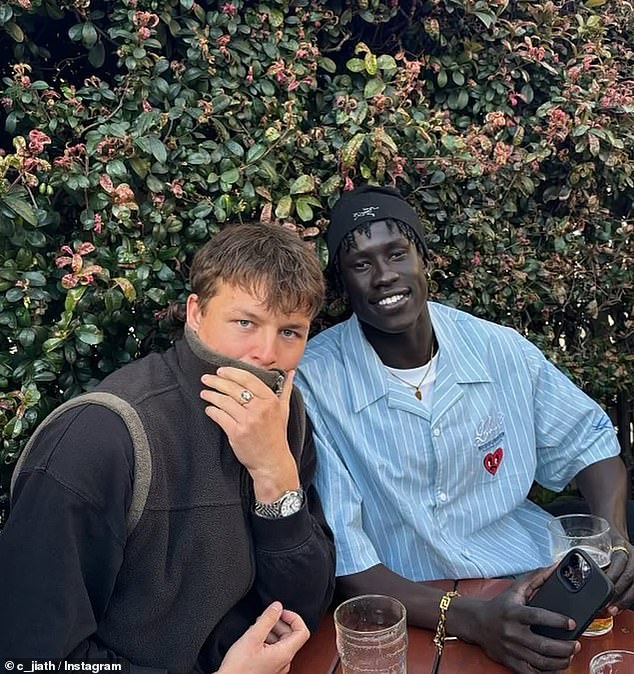 Jiath (na slici sa suigračem Hawksa Jack Ginnivan) rekao je da je imao sreću da je sletio u Australiju i da želi proslaviti svoj život ispod