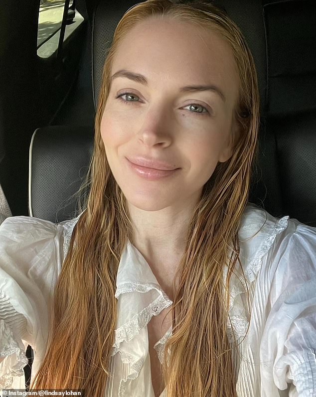 Također je nanijela ogrlicu i ogrlicu s dijamantom, kao i za popodnevni izlet.