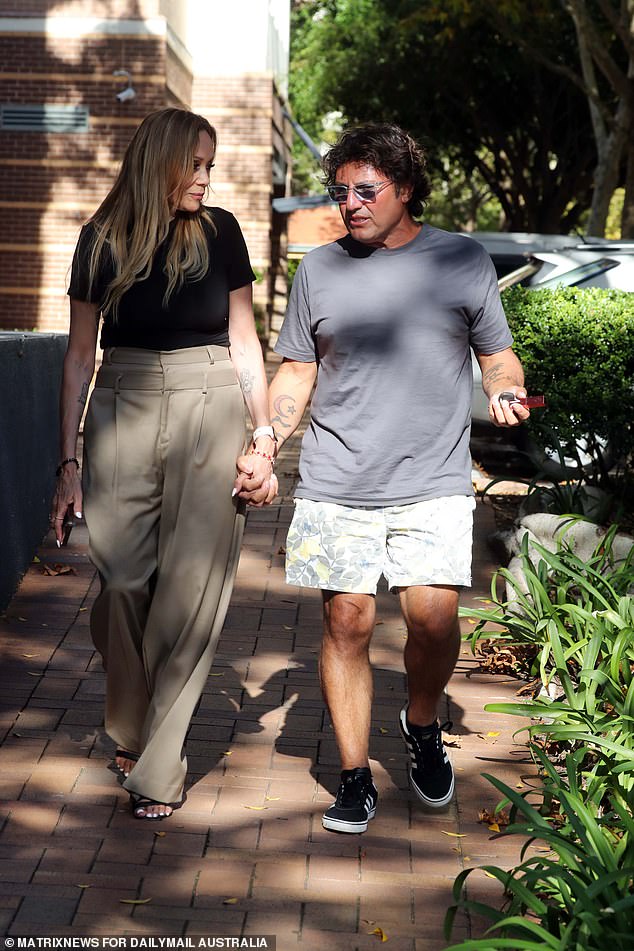 Daily Mail Australia prvi je put uhvatio vjetar cvjetajuće romantike u veljači, kao i Karlini kolege SBS -a. Vijesti su brzo putovale, šapatom "Jeste li vidjeli tko je Karla sada izlazi? ' popunjavanje ureda u ulici Herbert Sydney