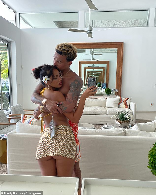 Alli je navodno prevario Kimberly tijekom bujnog putovanja na Ibizu, a model ga je nakon toga u lipnju objavio na društvenim mrežama