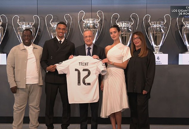 Nasmiješio se dok se pridružio djevojci Estelle Behnke, njegovim roditeljima i predsjednica kluba Florentino Perez