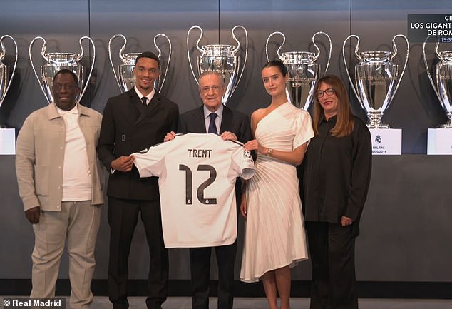 Nasmiješio se dok se pridružio djevojci Estelle Behnke, roditelja i predsjednica kluba Florentino Perez na otkrivanju