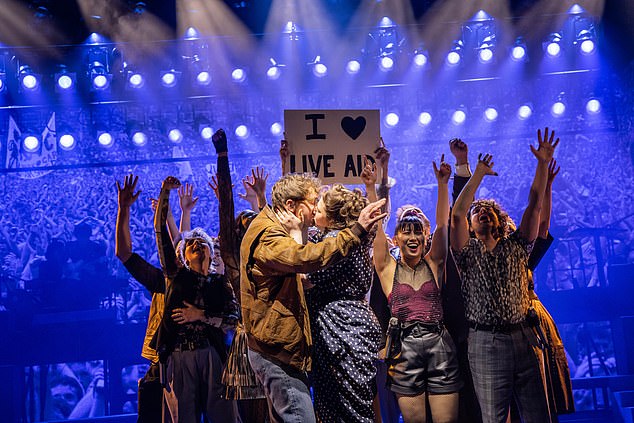 Just za jednodnevni mjuzikl proživljava dan kada su poput Boba Dylana, Davida Bowieja, The Who, U2, kraljice, ujedinjene na pozornici kako bi prikupili sredstva i svijest o etiopskoj gladi