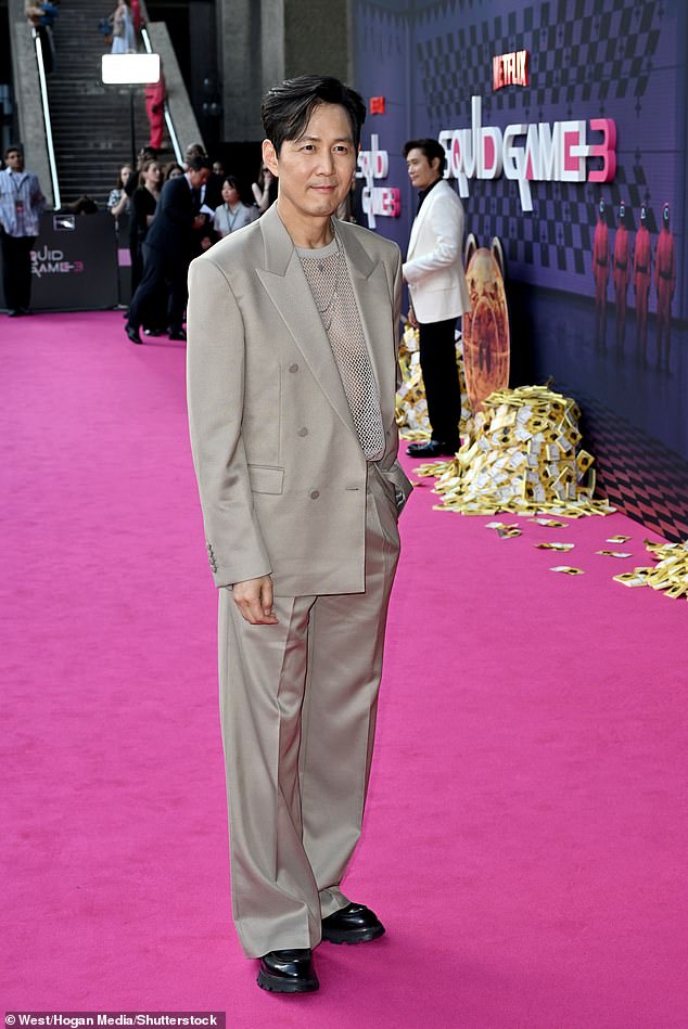 Nosio je srebrni riblji mreža, udružio se s bež blejzerom, odgovarajućim hlačama i mrljastim crnim natikačima