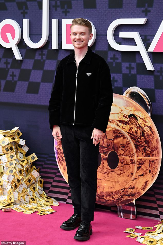 Tiktok zvijezda Max Balegde izgledao je tipično stilski u potpuno crnoj prada ansamblu