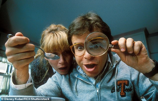 Njegova posljednja uloga na kameri prije njegovog desetljeća hiatusa došla je kada je dovršio med, smanjio sam djecu (na slici 1989.) trilogiju s medom nastavka izravnog do video, smanjili smo se 1997. godine