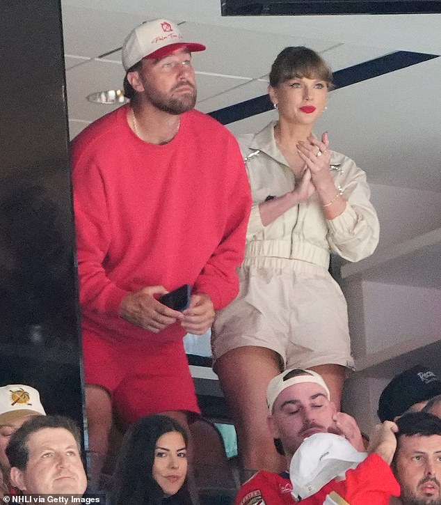 Obožavatelji Orao na X primijetili su da je anti-herojski hitmaker ubacio svoj vitki okvir u jaknu s kristalom u iznosu od 995 dolara i usklađujući 595 dolara kratkih hlača iz područja marke