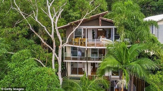 Escape Weficle nalazi se u Currumbinu u zaleđu Gold Coast -a i pokazao se popularnim povlačenjem za Stinga, 73, koji je prethodno opisao imanje kao 