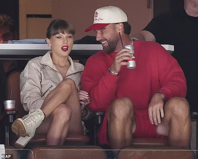 Par, koji je uživao u romantičnom odmoru na Floridi tijekom Kelceove izvansezonske pauze NFL -a, primijećeni su u Amerant Bank Areni manje od sat vremena nakon što su se prvo pojavile glasine o njihovom pohađanju.