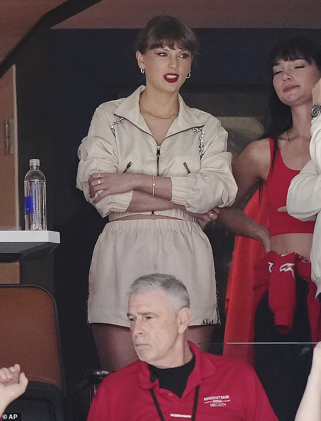 Swift je nosila pješčanu plavu kosu u pletenom repu i ljuljala crvenu usnu potpis za veliku igru ​​s Kelceom