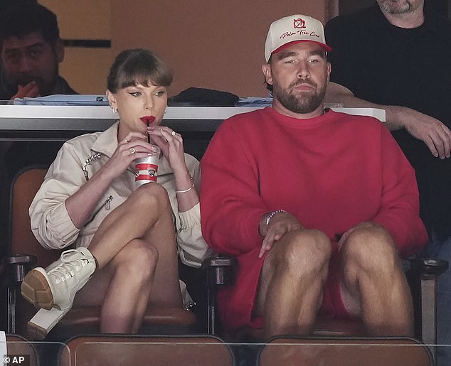 Swift je pijuzao konzervirani napitak dok je gledala utakmicu s Kelceom pored nje