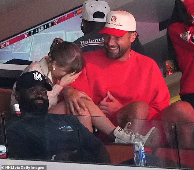 U jednom trenutku tijekom igre, Kelce je viđen kako se Swift nasmijava