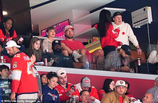 Prema ESPN -ovom Gregu Wyshynskom, viđen je helikopter kako slijeće u blizini mjesta otprilike 50 minuta prije pada paka, s VIP ulazom i dizačima u kutiju za tisak također je zatvoren za javnost dok su Kelce i Swift napravili svoj veliki dolazak svoj veliki dolazak