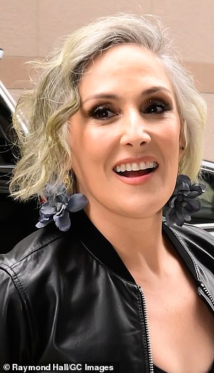 56-godišnji dnevni pobjednik Emmyja objavio je u četvrtak na WWHL-u: 'Imao sam donji podign lica i vrata ... to je nešto što me muči. Izgubila sam puno kilograma i imala sam određenu (kožu) visinu (na vratu). Imao sam to popravljeno '(na slici u srijedu)