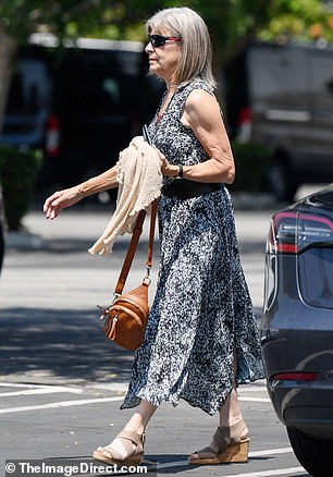 Dodatno je uvukla u par otvorenih nogu, klinaste potpetice i u ruci nosila mini tanku torbu i krem ​​obojenu kardigan