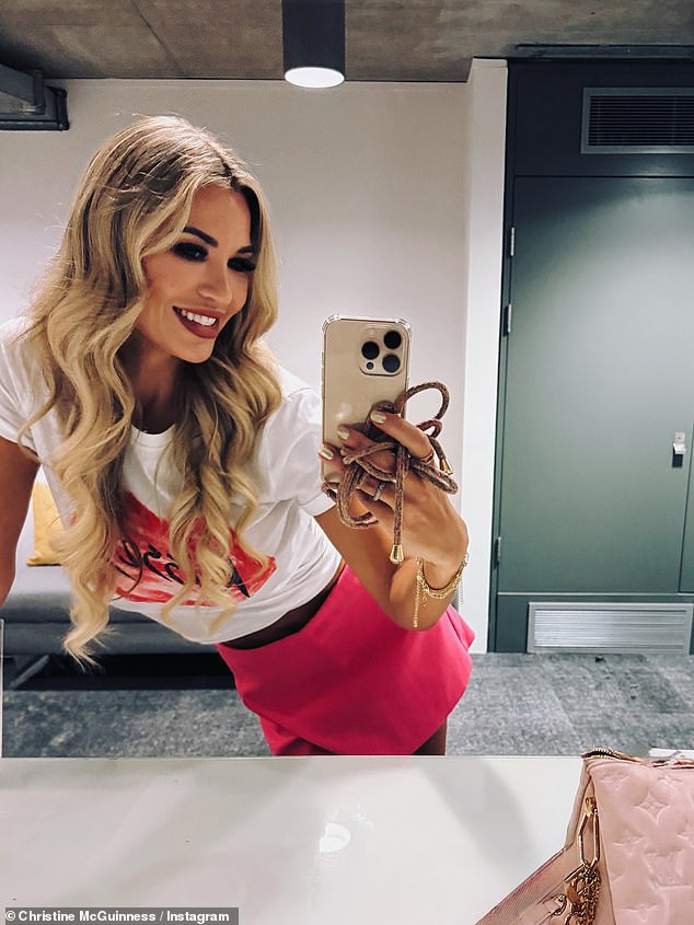 TV ličnost, 37, izgledala je nevjerojatno u limunovoj žutoj mini haljini prije nego što je u četvrtak ušla u vruću ružičastu mini suknju u zabavnim pupcima podijeljena na svom Instagramu